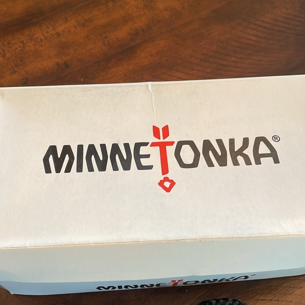 Minnetonka slippers/shoes can be worn outside in excellent condition - Picture 3 of 5